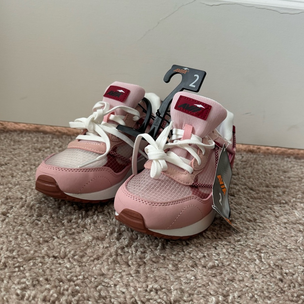 🏷️ Pink and white AVIA trainers (TAG STILL ON!)